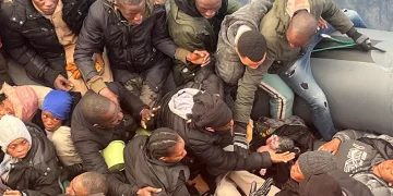 Okyanusun ortasındaki göçmen botunda doğum