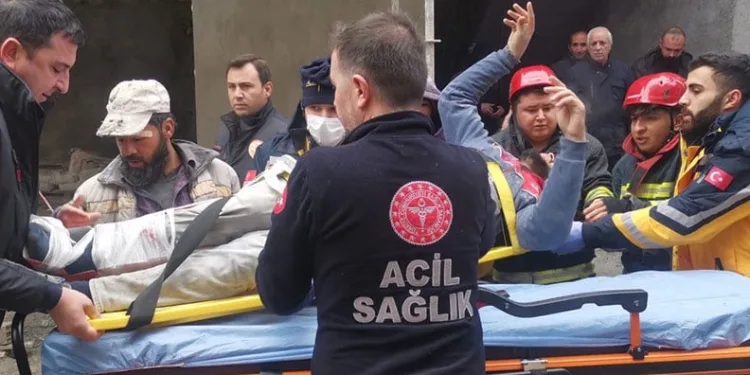 İnşaatta iskeleden düşen işçi hastanelik oldu