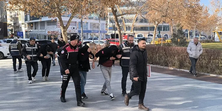 Kırşehir’de “çakma kombi servisi” operasyonu: 4 gözaltı