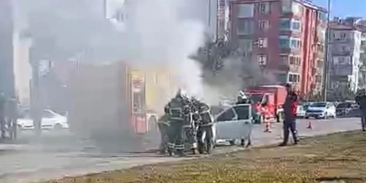 Motor kısmından yangın çıkan otomobilde maddi hasar oluştu