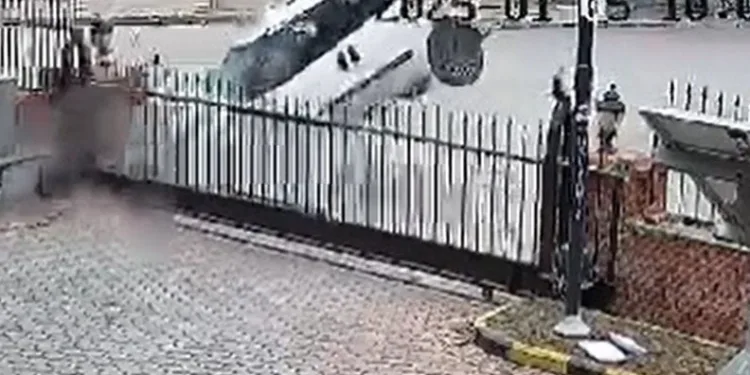 Fabrikanın duvarına çarpan genç hayatını kaybetti