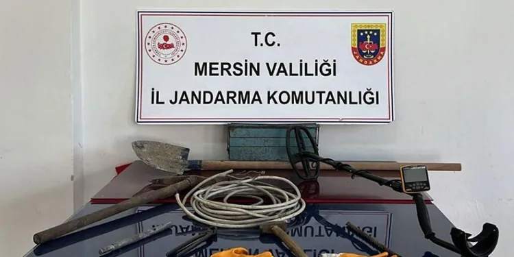Mersin’de 5 kişi define ararken suçüstü yakalandı