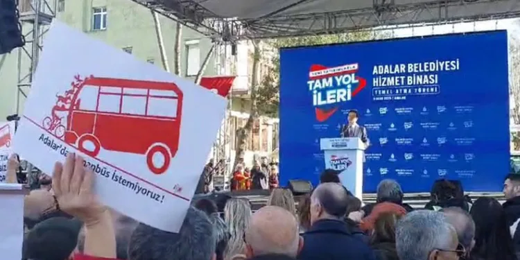 İBB Başkanı İmamoğlu’na Büyükada’da protesto