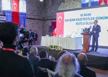 Özel İzmir’de gazetecilerle buluştu