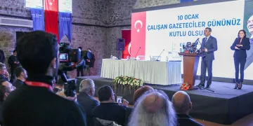 Özel İzmir’de gazetecilerle buluştu