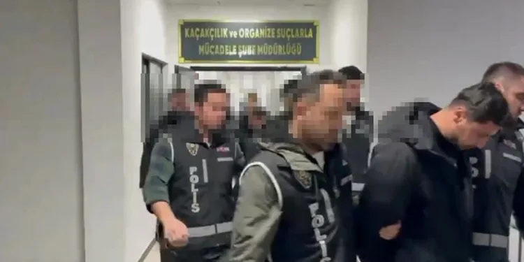 Araçta zulalanmış 17 tabanca ele geçirildi, 6 şüpheli tutuklandı