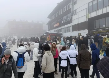 Uludağ’da izdiham: Telesiyejlerde metrelerce kuyruk oldu