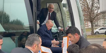 Cumhurbaşkanı Erdoğan çocuklara oyuncak dağıtıp harçlık verdi