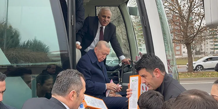 Cumhurbaşkanı Erdoğan çocuklara oyuncak dağıtıp harçlık verdi