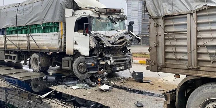 Konya’da tırlar çarpıştı: 1 yaralı