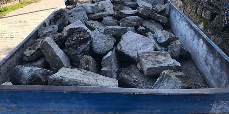Tarihi taşları toplayan şüpheliler jandarmanın dikkatinden kaçamadı