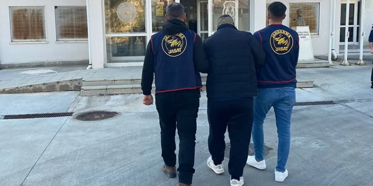 Yedi suçtan aranan şahıs Kuşadası’nda yakalandı
