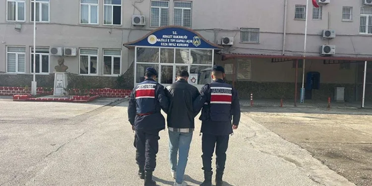 Uyuşturucu satışı yaparken suçüstü yakalandı