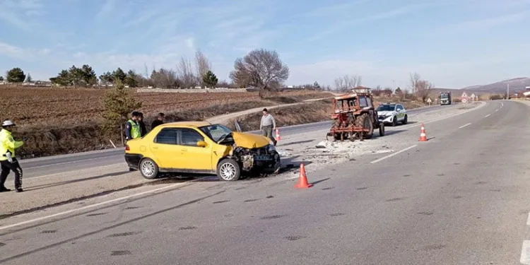 Otomobil traktöre arkadan çarptı: 2 yaralı