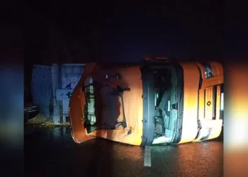 Direksiyon hakimiyetini kaybeden motosikletli yere düştü