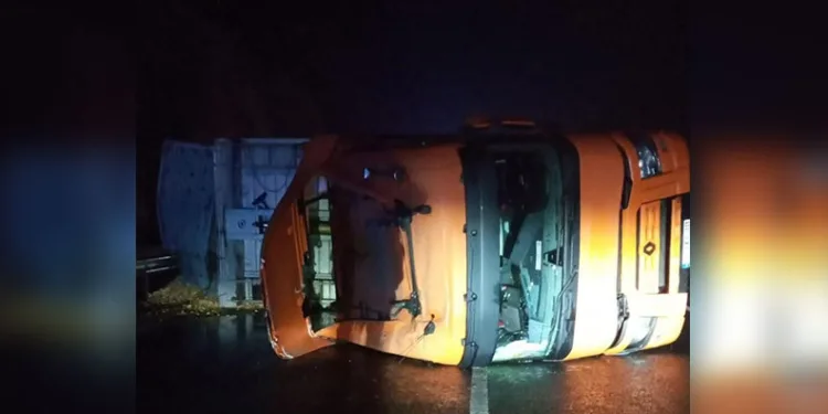 Direksiyon hakimiyetini kaybeden motosikletli yere düştü