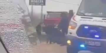 Kamyona çarpan otomobil, yol çalışması alanına devrildi: 2 yaralı