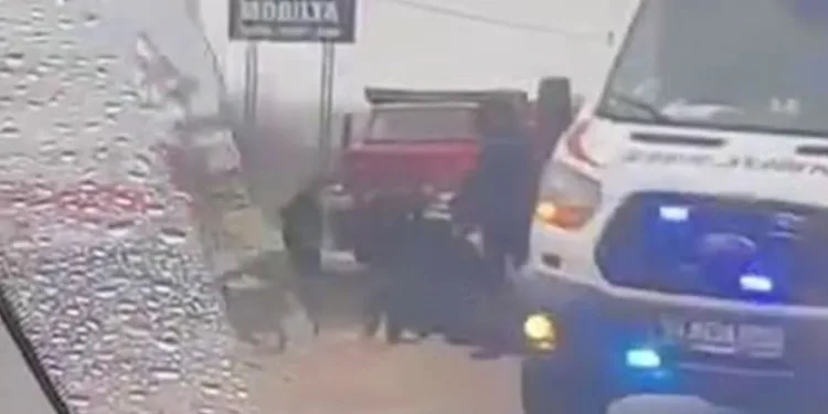 Kamyona çarpan otomobil, yol çalışması alanına devrildi: 2 yaralı