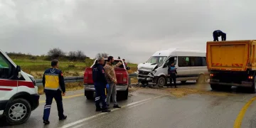 Yolcu minibüsü ile pickup kafa kafaya çarpıştı; 5 yaralı