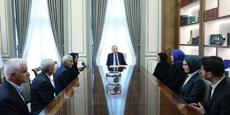 Erdoğan’dan anlamlı görüşme! Ailelerle bir araya geldi