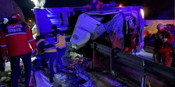 Malatya’da tır şarampole devrildi: 2 ölü, 1 yaralı