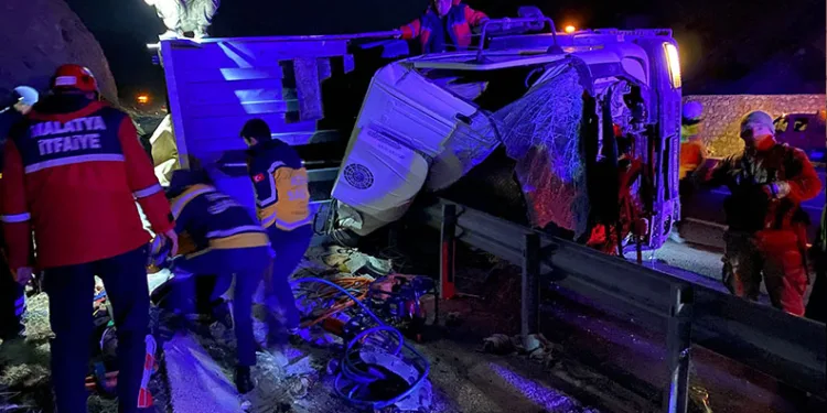 Malatya’da tır şarampole devrildi: 2 ölü, 1 yaralı