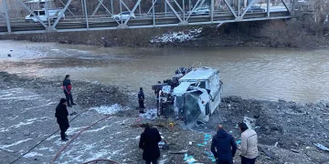 Hakkari’de çöp kamyonu şarampole yuvarlandı: 3 yaralı