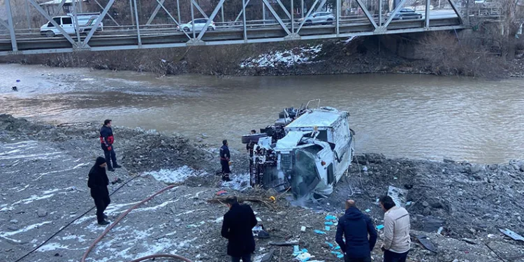 Hakkari’de çöp kamyonu şarampole yuvarlandı: 3 yaralı