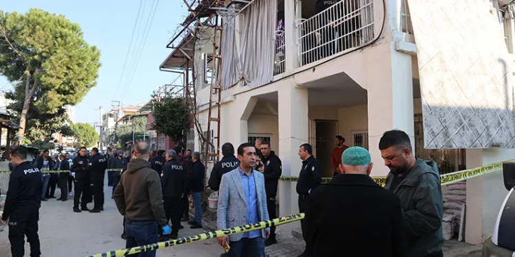 Adana’da vahşet: İki kadın bir erkek bıçaklanarak öldürüldü