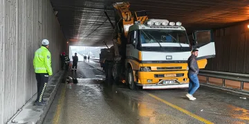 Yapı malzemeleri taşıyan vinç alt geçitte sıkıştı