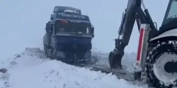 Tekirdağ’da karda mahsur kalan araçlar kurtarıldı