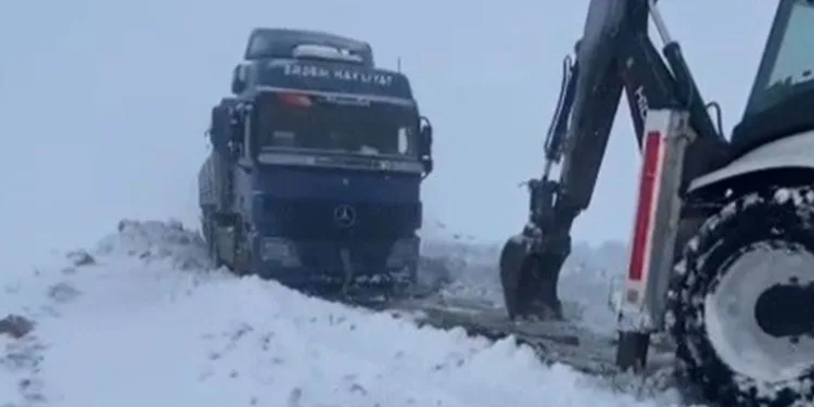 Tekirdağ’da karda mahsur kalan araçlar kurtarıldı