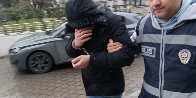 Kardeşinin tutuklanmasına neden olduğunu iddia ettiği baba-oğlu tüfekle yaraladı