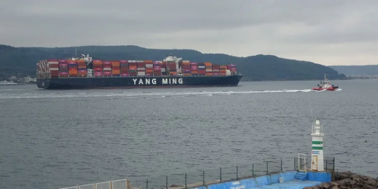 Çanakkale Boğazı’ndan geçen dev konteyner gemileri boğazı kapattı
