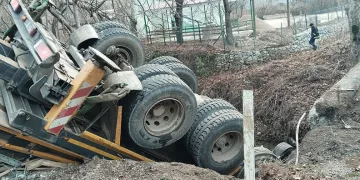 TIR’ın ırmağa düşmesi sonucu 2 kişi yaralandı