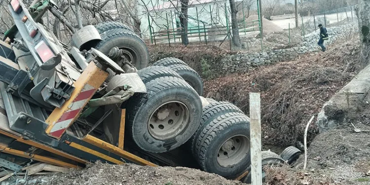 TIR’ın ırmağa düşmesi sonucu 2 kişi yaralandı