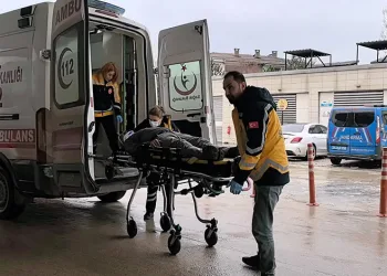 Bursa’da kamyonun kasasından düşen şoför yaralandı