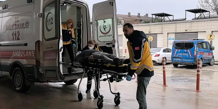 Bursa’da kamyonun kasasından düşen şoför yaralandı