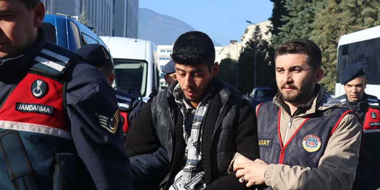 Anne-babasını darp eden adamı öldürmek için 8 yıl plan yaptı