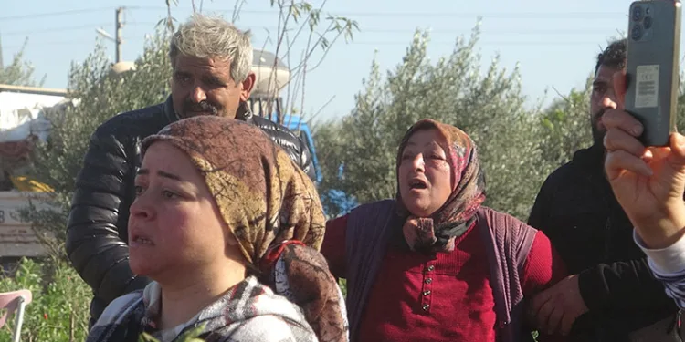 Evi yıkılan kadın gözyaşlarına boğuldu