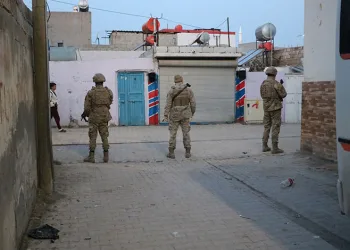 Otomobil ile işçi servisi çarpıştı: 1’i ağır, 28 yaralı