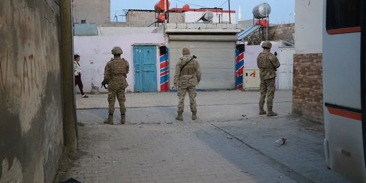 Otomobil ile işçi servisi çarpıştı: 1’i ağır, 28 yaralı