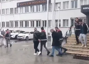 Bursa’da yaşlı kadını dolandırıp, parasıyla alem yaptılar