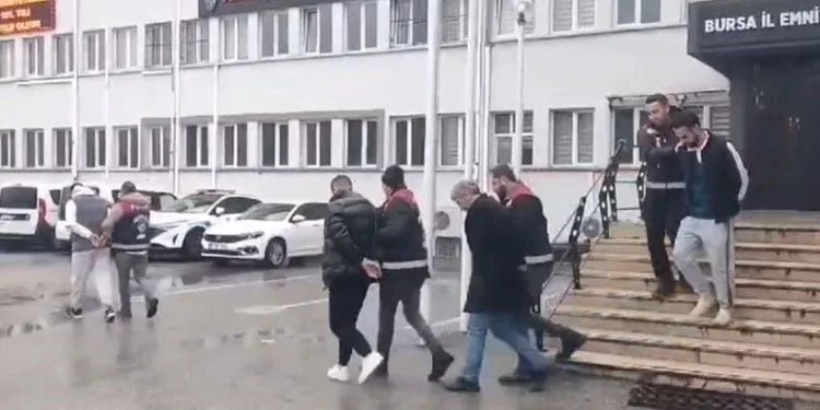Bursa’da yaşlı kadını dolandırıp, parasıyla alem yaptılar