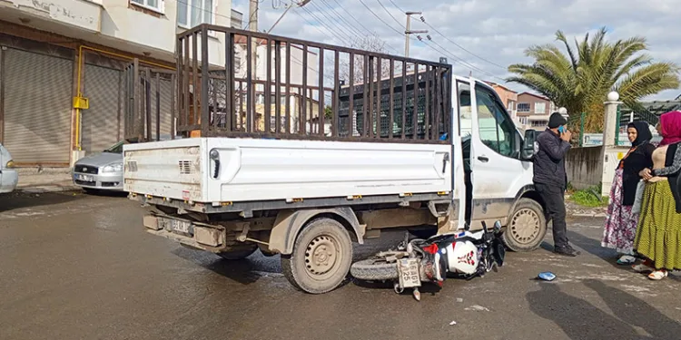 Kamyonete çarpan motosiklet sürücüsü yaralandı