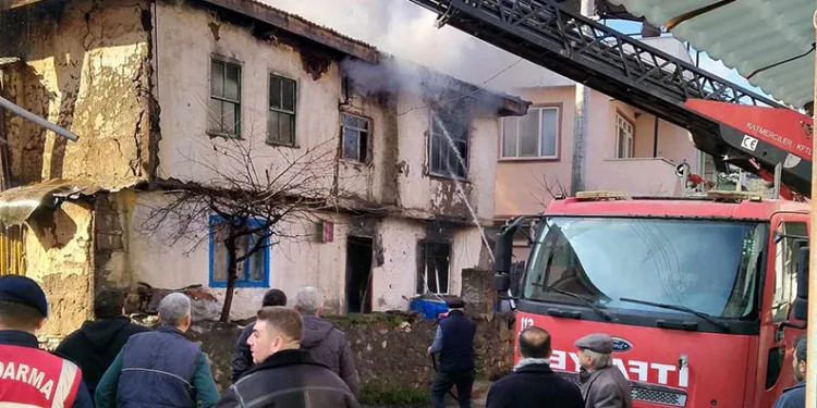 Yanan 2 katlı ev kullanılamaz hale geldi