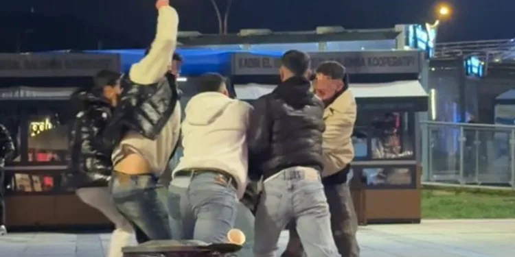 5 kişinin bir gence tekmeli yumruklu saldırısı kamerada