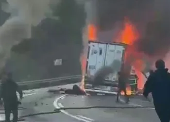Sakarya’da seyir halindeki tır alev alev yandı