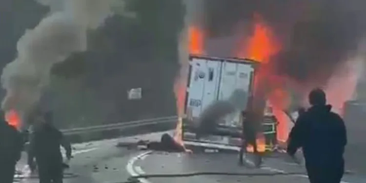 Sakarya’da seyir halindeki tır alev alev yandı
