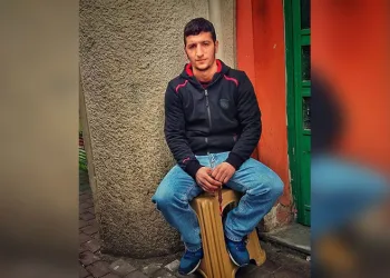 Çamura saplanarak derede mahsur kalan inek, iş makinesiyle kurtarıldı